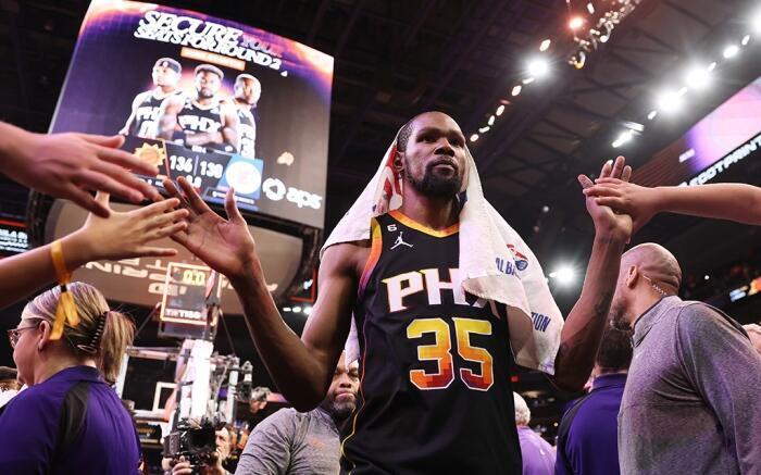 NBA-詹姆斯三分绝杀雷霆，湖人终结对手11连胜登顶西部引热议